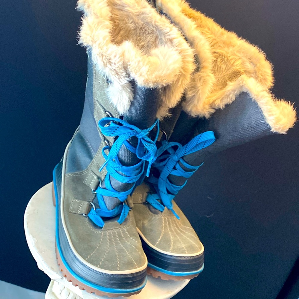 Sorel lines boots